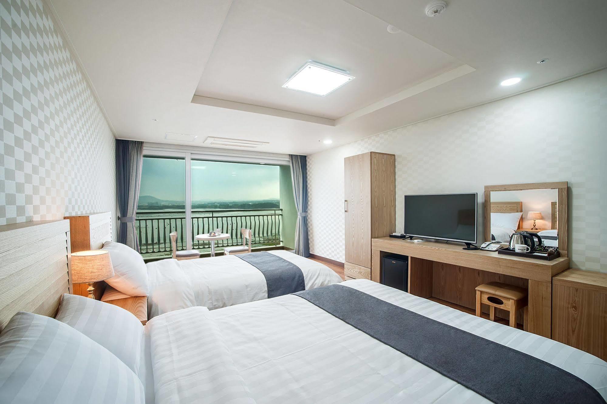 Breeze Bay Hotel Сеогвипо Екстериор снимка